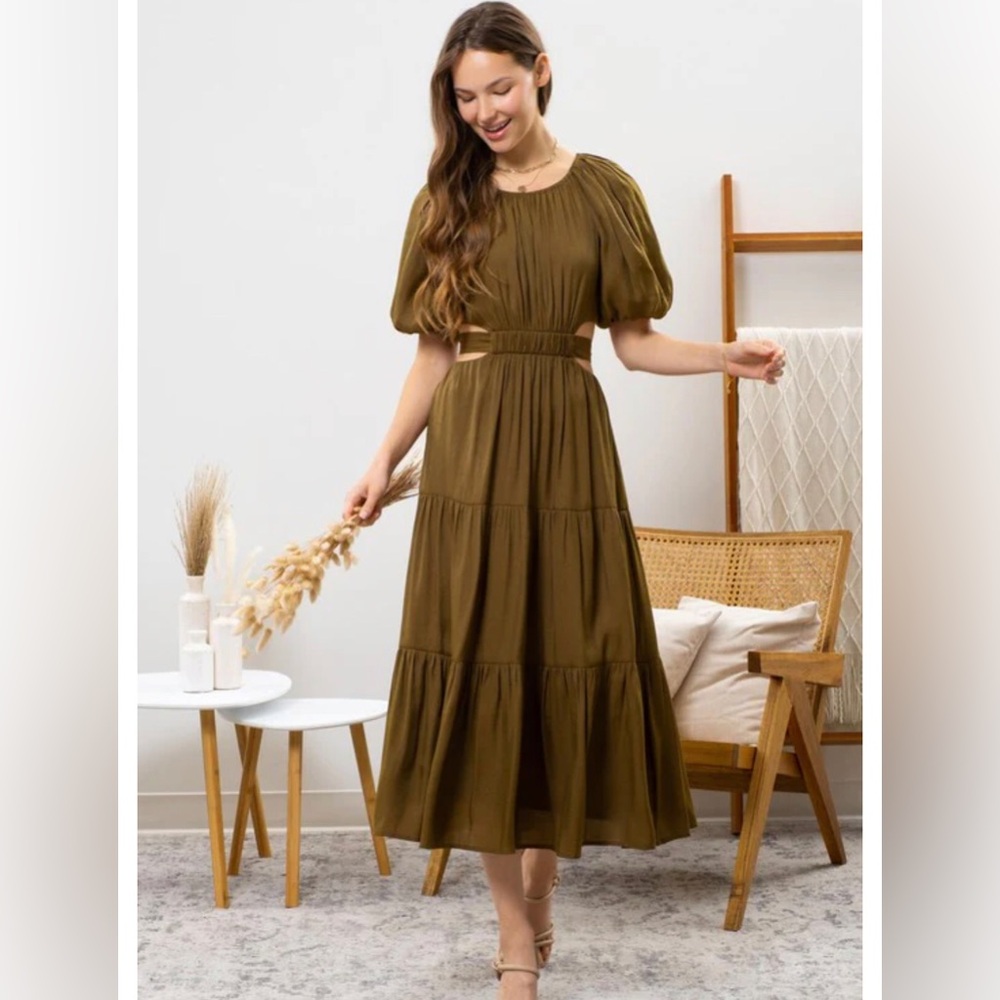 NWT the Langford dress is a tiered midi dress w/side cut & button detail…